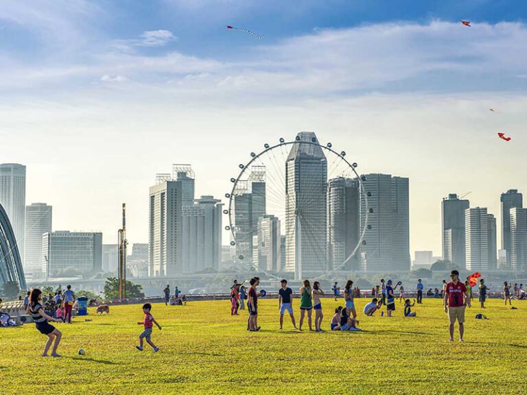 4_Fly_Kites_Take_pictures_on_top_of_Marina_Barrage_kolbr0